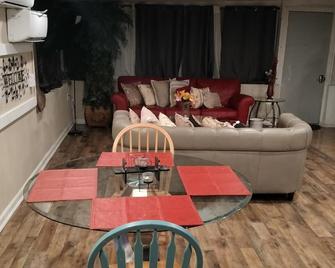 Adorable Spacious Apt with Private Entrance Close to Downtown Dallas - Dallas - Wohnzimmer
