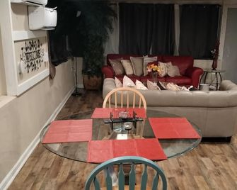 Adorable Spacious Apt with Private Entrance Close to Downtown Dallas - Dallas - Living room
