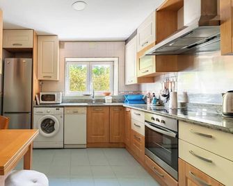 Torrelodones: House with shared garden and pool 25 min from Madrid. Wifi - Galapagar - Cocina