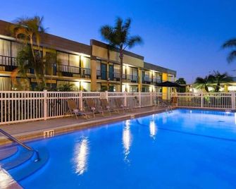 Ramada by Wyndham Cocoa - Cocoa - Bazén