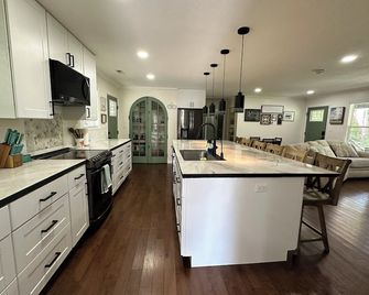 Bring the whole family! Pets welcome! 20 minutes to LMU. - Tazewell - Kitchen