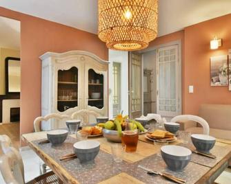 Centre Historique- Free Parking-Wifi-Campagne Chic- Sleepntripbeziers - Béziers - Dining room