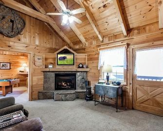 Amazing Views! Hot Tub,Pool Table,Fireplace,Relax! - Gatlinburg - Living room