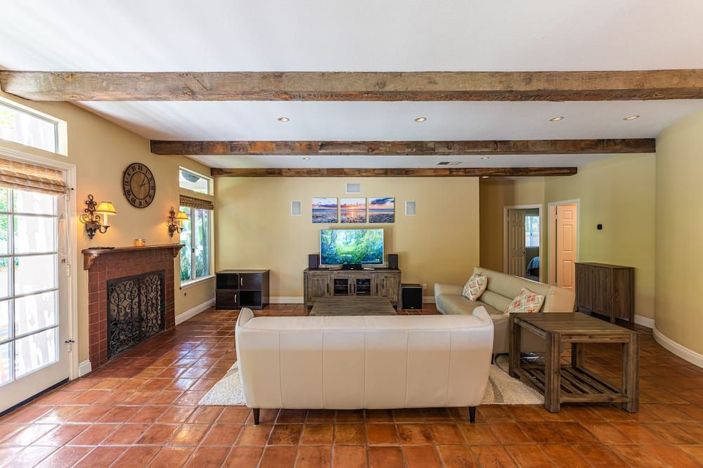 4000 sqft House with Private Pool, Spa & Sauna, 10 mins to Del Mar beach - سان دييغو - غرفة معيشة