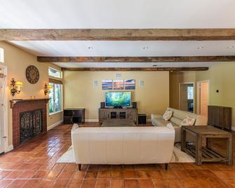 4000 sqft House with Private Pool, Spa & Sauna, 10 mins to Del Mar beach - San Diego - Living room