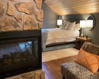 Luxury Suite on 7 Acres of Woods! Fireplace, Whirlpool! - West Liberty - Bedroom