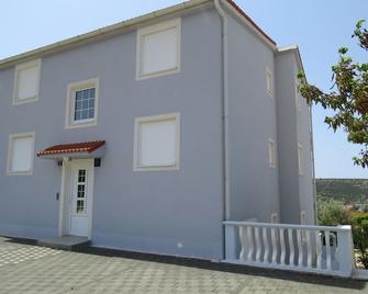 Apartment Marko - Novalja - Building