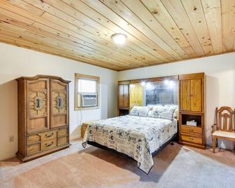 Rustic Jefferson Retreat w/ Fire Pit: Near Athens! - Jefferson - Bedroom