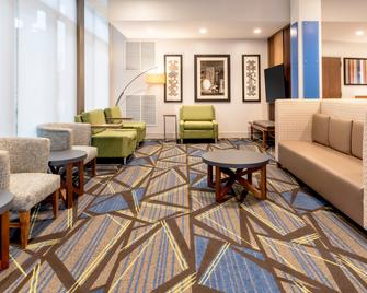 Holiday Inn Express & Suites Milwaukee – West Allis - West Allis - Lounge