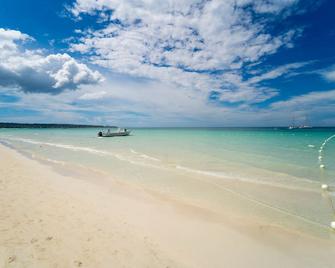 Blue Skies Beach Resort - Negril - Beach