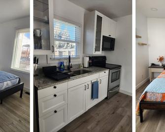 2br Gem: Modern Comfort & Style - Cheyenne - Kitchen