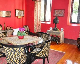 Saint Patrick's Luxury Boutique Hotel - Koroit - Dining room
