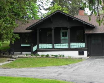 Carriage House Cabin sleeps 4 with 1 Bathroom - Hubbard - Building