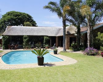 آماني جيست لودج - بورت إليزابيث - حوض السباحة