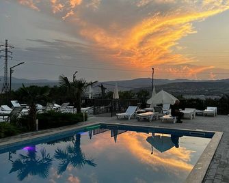 hotel Labyrinth pool - Tiflis - Piscina