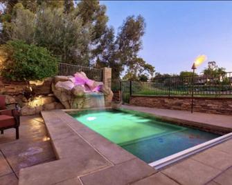 Family Fun Home with Golf Course View. Relaxing backyard. Centrally located. - Mission Viejo - Pool