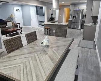 Newly renovated family home in quiet neighborhood - Blytheville - Dining room