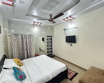 Private - 2 BHK Floor - Paddy's Luxurious Home Stay - Mount Abu