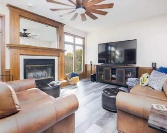 Home w/Hot Tub -Spacious, Quiet Neighborhood Near Des Moines, IA. - Clive - Living room