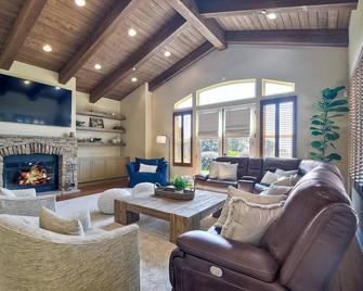 The Sunset House \nSan Diego Country living close to the beach! - Bonsall - Living room
