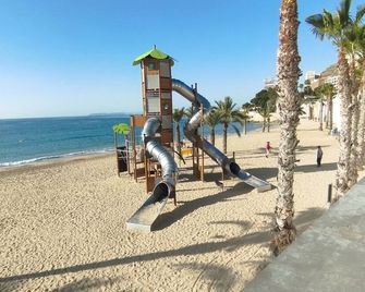 A 50 metros del mar y en 2 paradas de bus estas en el centro de Alicante - Alicante - Playa