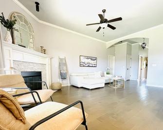 Fireplace, backyard, washer dryer, walking trails - Edmond - Wohnzimmer