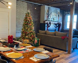 Modern Luxury Meets Historic Charm: Unwind in Style in Purpose Executive Suites - Pocatello - Dining room