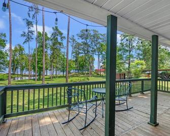 Waterfront Home on South End of Lake Sam Rayburn in Westwood Subdivision - Jasper - Balkón