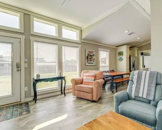 2 Blocks From Aransas Bay Family Home Wi - Fulton - Living room