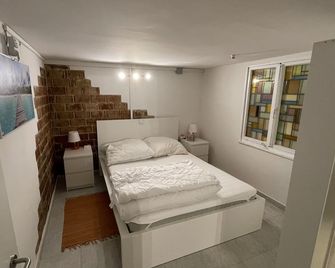 كوزي فورنيشيد بازيمنت أبارتمنت - هانوفر - غرفة نوم