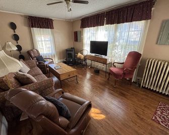 Snowmobiling, hiking, rafting paradise from this gorgeous Millinocket home - Millinocket - Living room