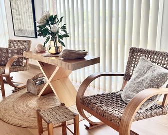 Bay of Martyrs Sunsets - Coastal LuxuryBeach House - Peterborough - Comedor
