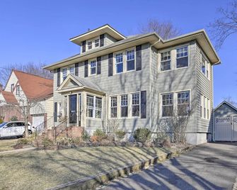 Classic Teaneck Colonial Home with A Modern Touch - Teaneck - Building