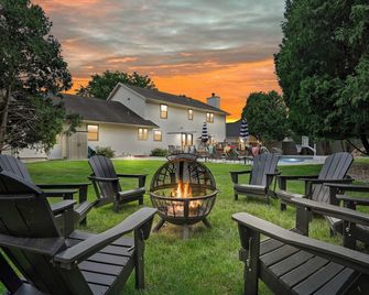 Private Pool - Hot Tub - Sauna - Game Room - Pets - Sun Prairie - Патіо