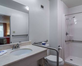Motel 6 Waycross Ga - Waycross - Bathroom