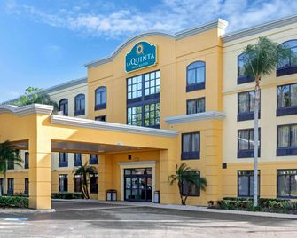 La Quinta Inn & Suites by Wyndham Tampa North I-75 - Tampa - Edificio