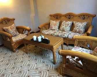 Xiuyuan Hotel - Leshan - Вітальня