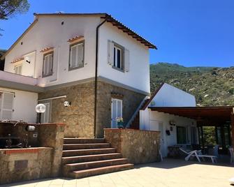 Villa 'I mirti' locality Caldane island of lily - Giglio Castello - Edificio