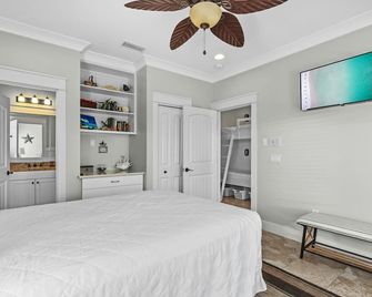 Spring and Summer is Just Around the Corner. Come Enjoy at Neptune's Nook. - Miramar Beach - Bedroom