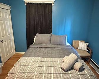 Fidelia Garnet Room, Queen Bed Minutes from Newark Liberty International Airport and Newark Penn Station - Newark - Bedroom