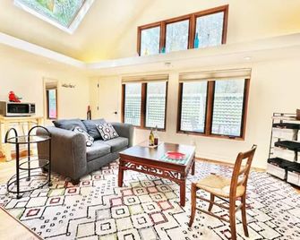 Private cottage - 5 min from the center of town - Woodstock - Living room