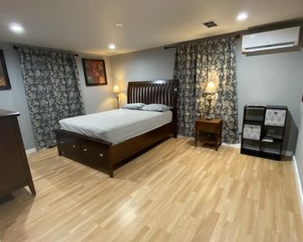 Smart Tvs, Wifi, Cold Ac, Seafood Restaurant Next Door - Brownsville - Bedroom