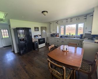 Superb 3-bedroom, 2 bath house on lake erie. 2 min drive to Barcelona Harbor! - Westfield - Comedor