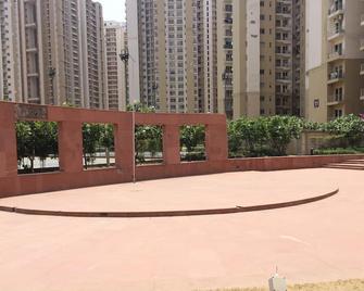 Studio Apartment with Green lawns - Noida - Outdoor view