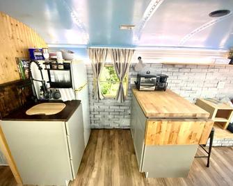 Bus#7 Luxury Tile Shower Skoolie near VT and RU - Dublin - Kitchen