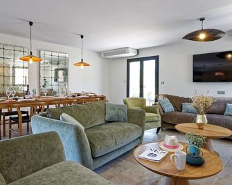 Villa Chardonnay, a large 7-bedroom building in the heart of an AB vineyard - La Celle - Sala de estar