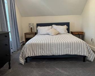 Charming 1-bedroom apartment in peaceful Meredith with WiFi, AC - Meredith - Bedroom