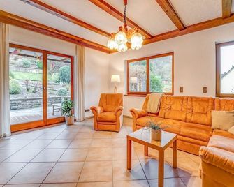 Spacious flat in Adenau near the Nürburgring - Adenau - Living room