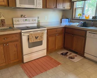 Wren’s Roost Cabin Near Lake Arbutus - Black River Falls - Kitchen