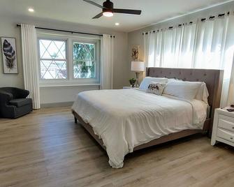 Temp Housing For Insurance/Work/Travel/Remodel! - Camarillo - Bedroom